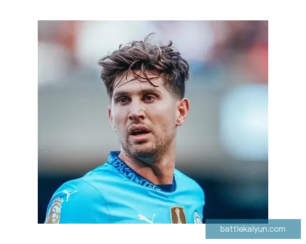 斯通斯在曼城状态回暖，近期表现稳健引发关注