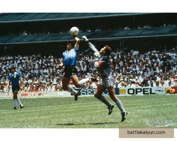 克鲁伊夫与马拉多纳技术风格对比：两位传奇的足球智慧与影响力